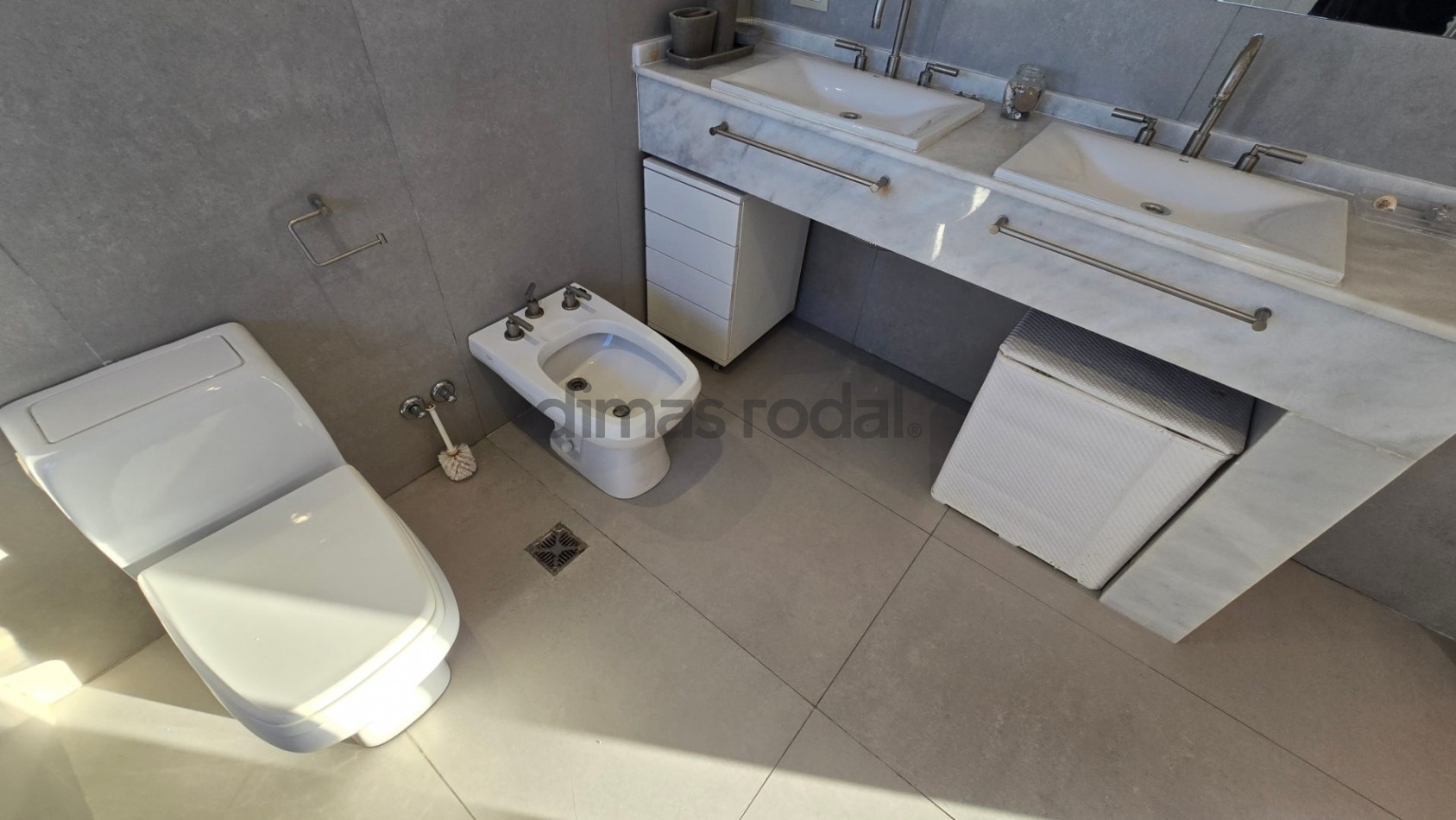 Moderna y sofisticada casa en 3 plantas a solo 2 cuadras de la playa