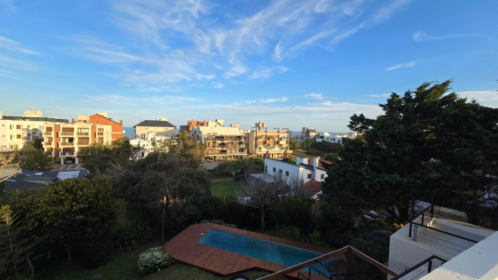 Moderna y sofisticada casa en 3 plantas a solo 2 cuadras de la playa