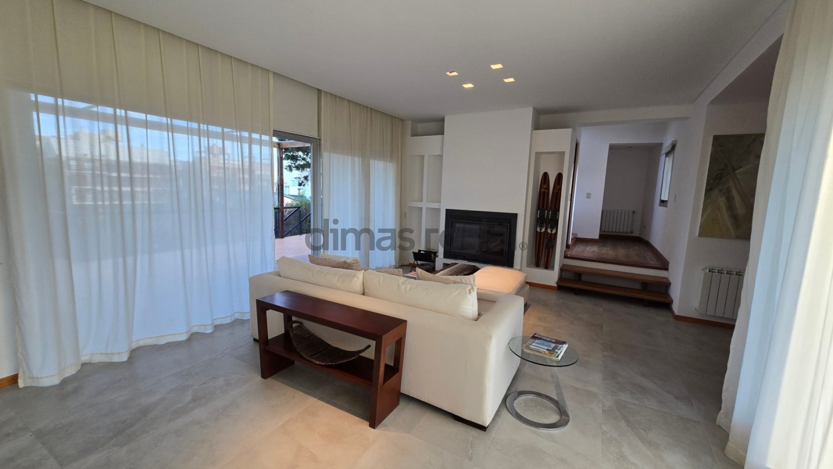 Moderna y sofisticada casa en 3 plantas a solo 2 cuadras de la playa