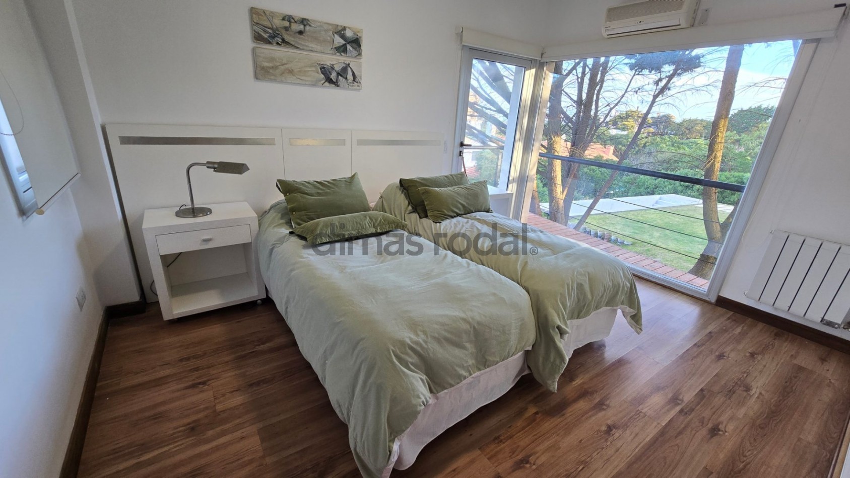 Moderna y sofisticada casa en 3 plantas a solo 2 cuadras de la playa