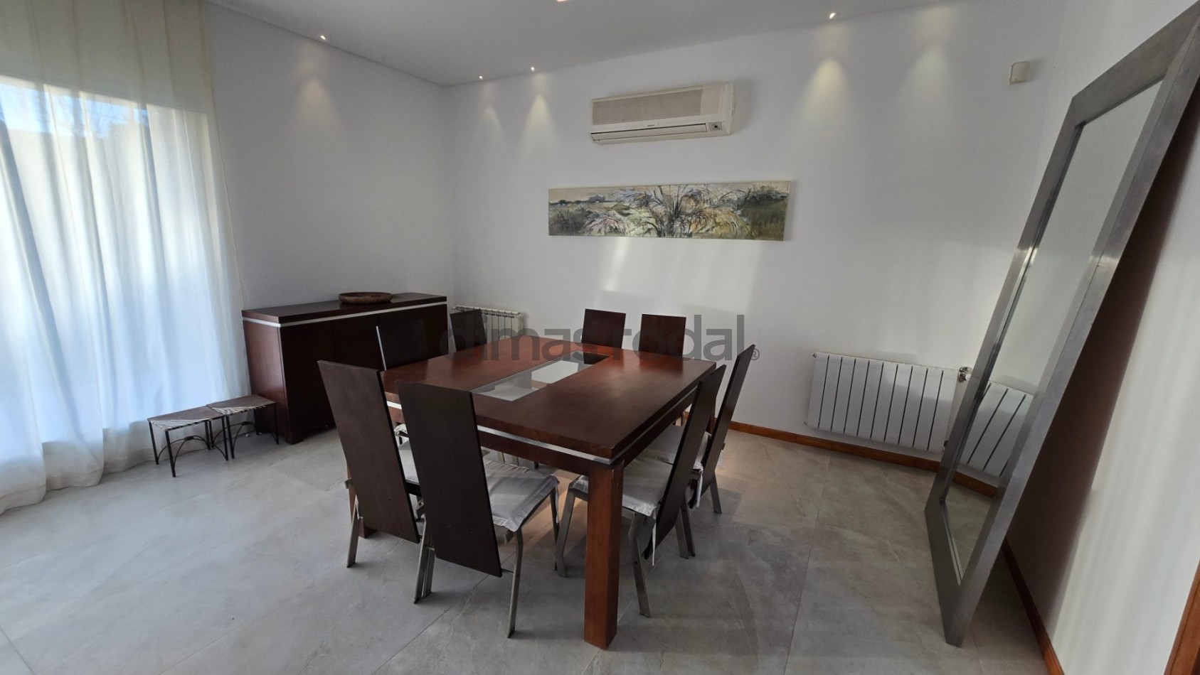 Moderna y sofisticada casa en 3 plantas a solo 2 cuadras de la playa