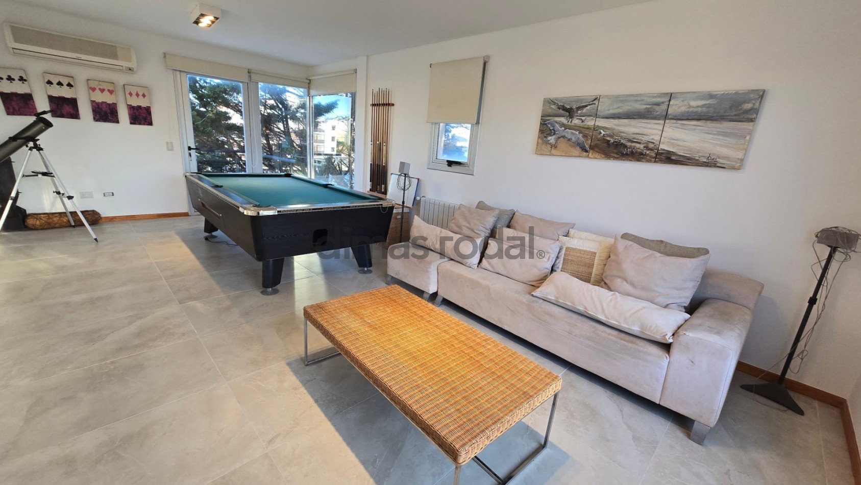 Moderna y sofisticada casa en 3 plantas a solo 2 cuadras de la playa