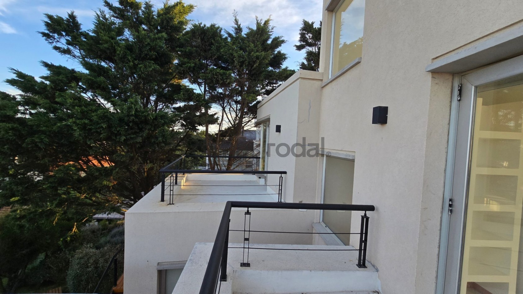 Moderna y sofisticada casa en 3 plantas a solo 2 cuadras de la playa