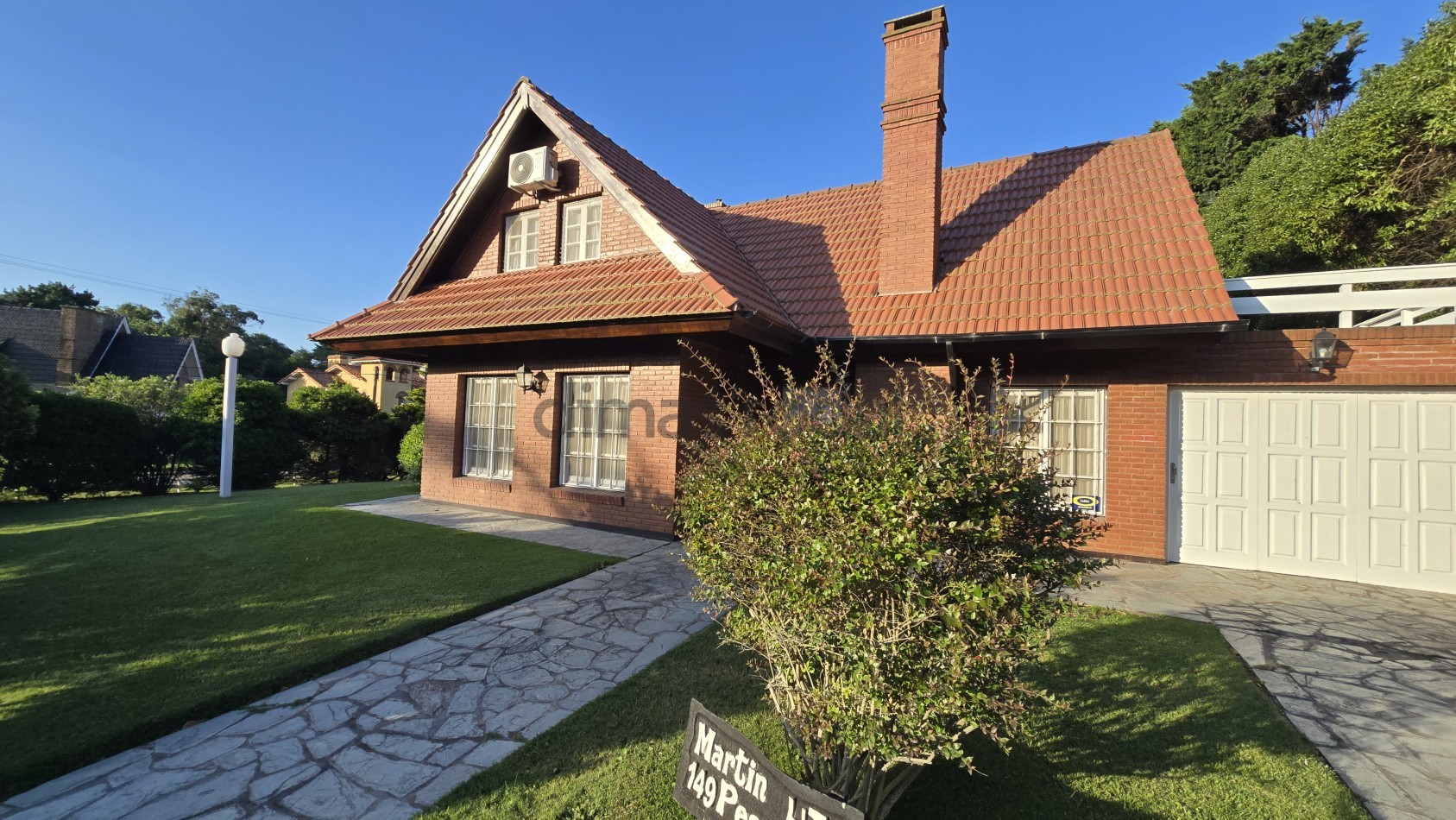 EXCELENTE CASA EN MARTIN PESCADOR (ZONA PLAYA)