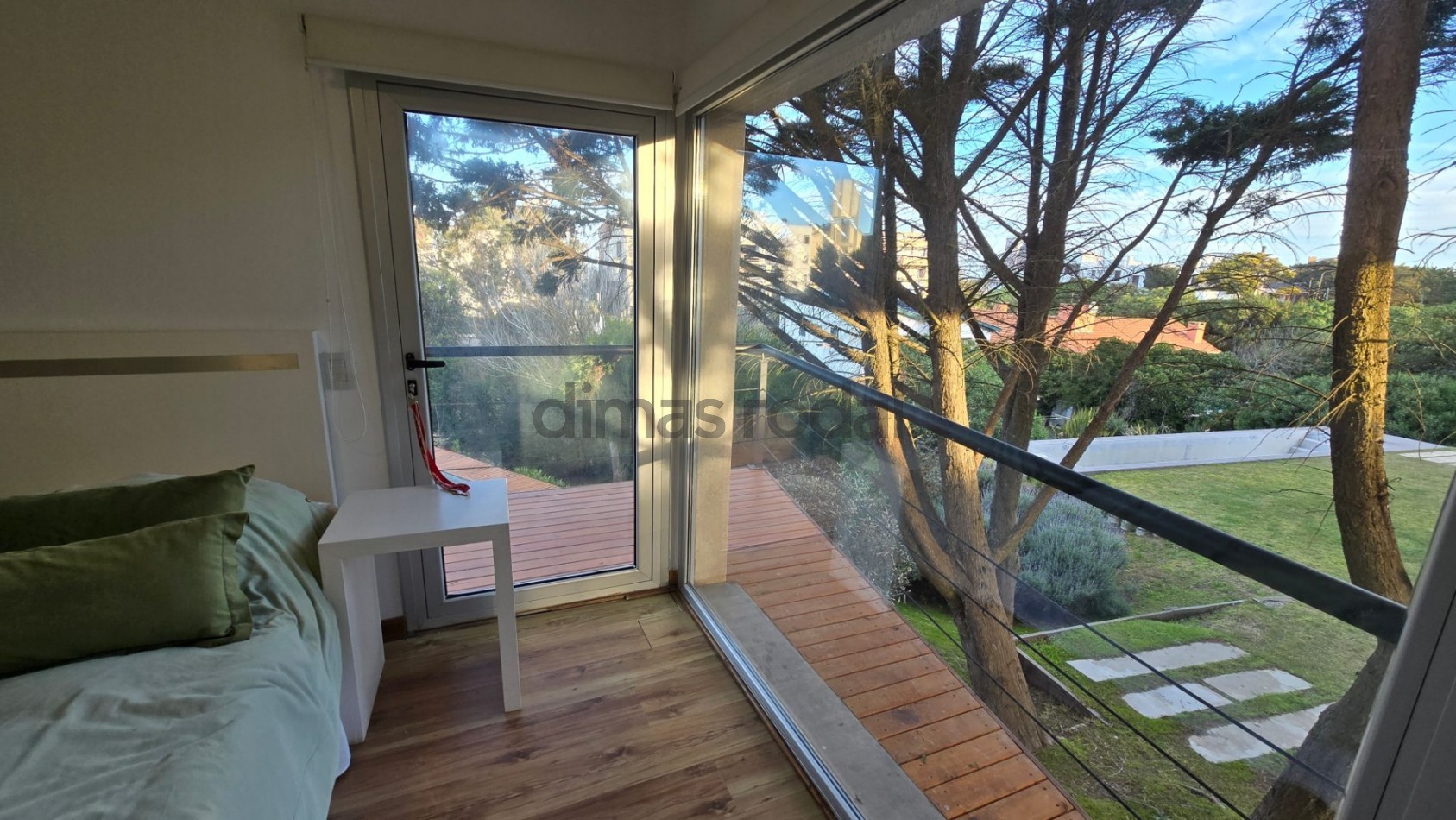 Moderna y sofisticada casa en 3 plantas a solo 2 cuadras de la playa