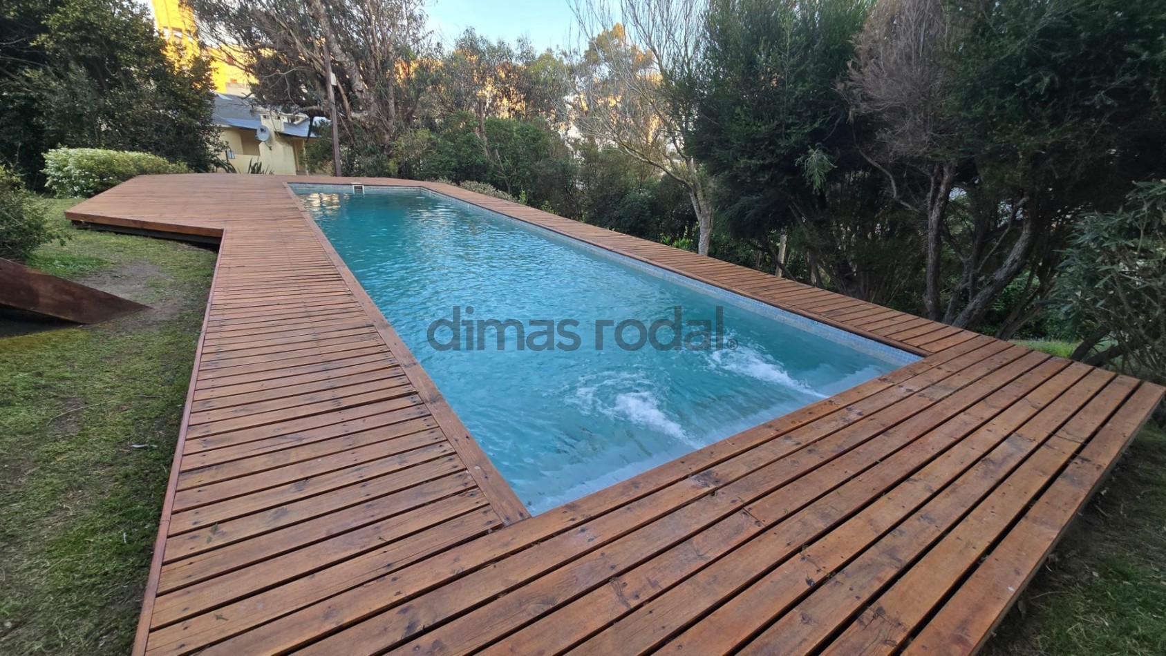 Moderna y sofisticada casa en 3 plantas a solo 2 cuadras de la playa