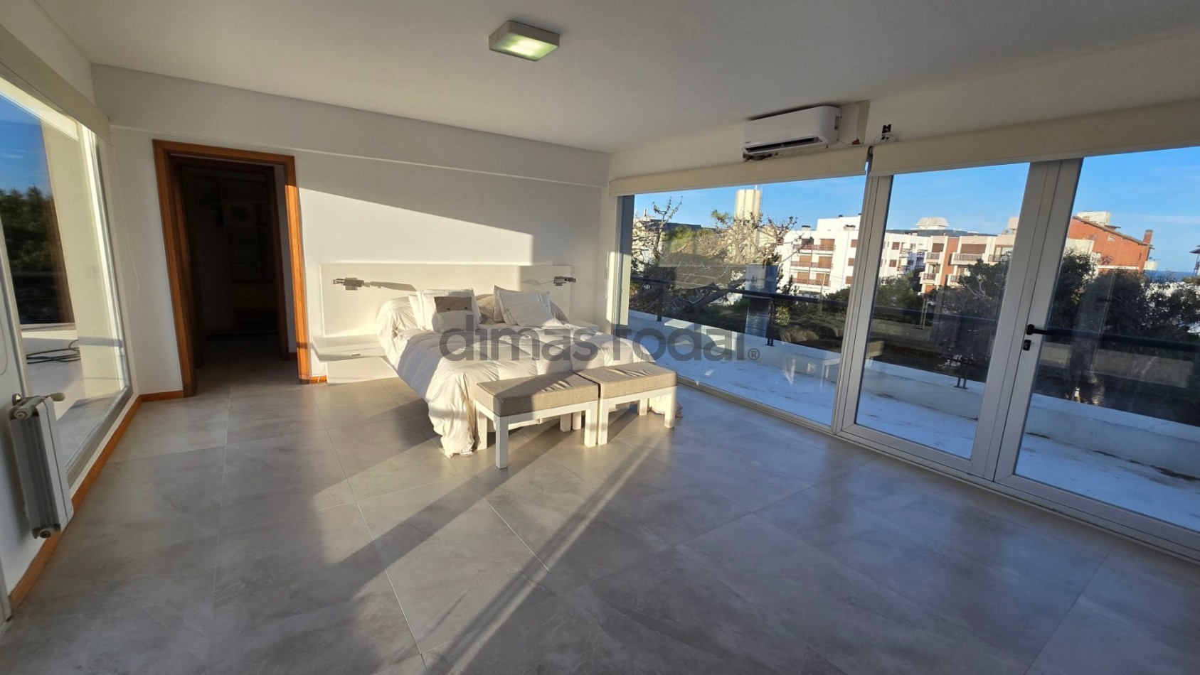 Moderna y sofisticada casa en 3 plantas a solo 2 cuadras de la playa