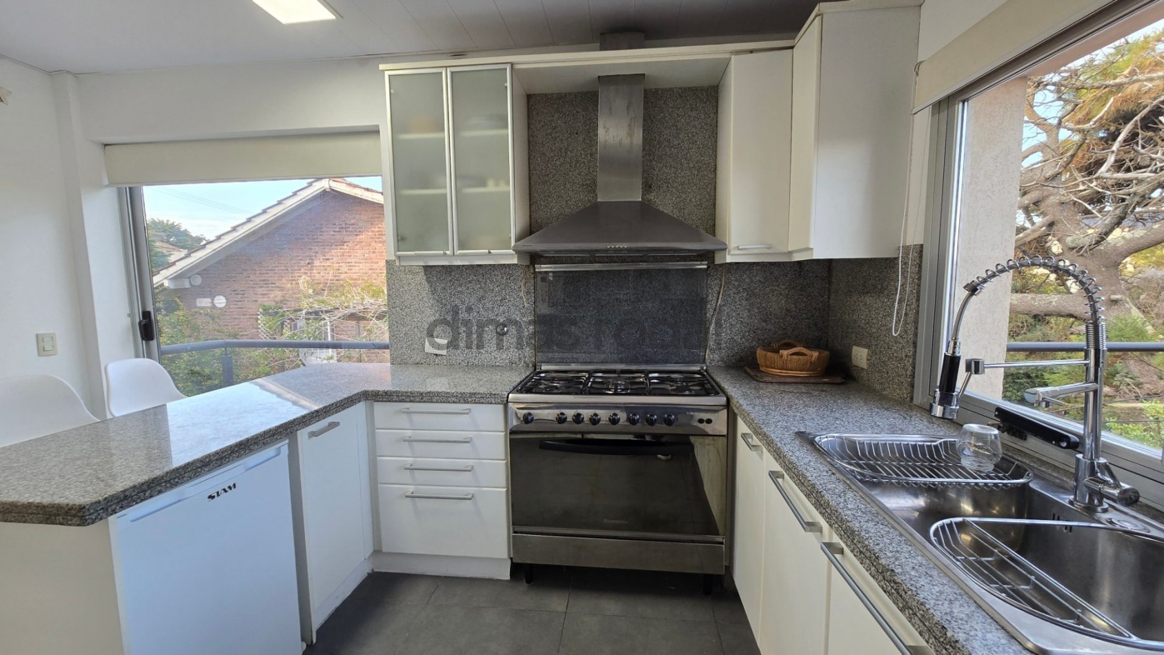 Moderna y sofisticada casa en 3 plantas a solo 2 cuadras de la playa