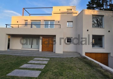 Moderna y sofisticada casa en 3 plantas a solo 2 cuadras de la playa